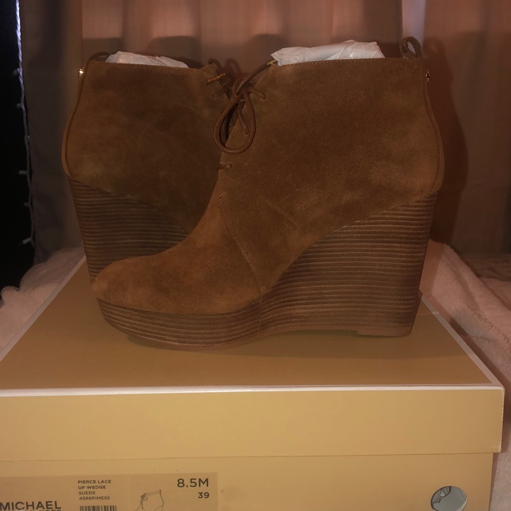 MICHAEL KORS WEDGED BOOTIES